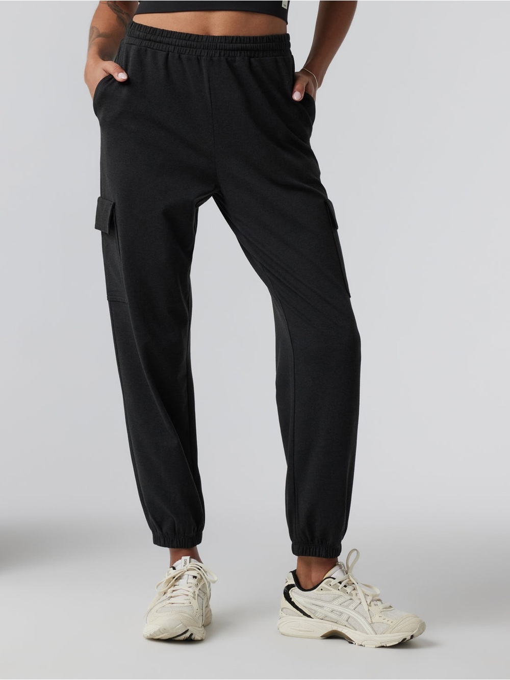 Vuori Black Soft Cargo Joggers size Small